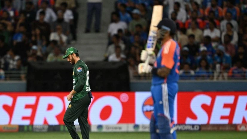 Indian players refuse to shake hands with the Pakistan team